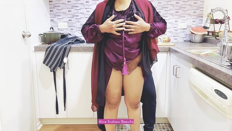 Las curvas de la esposa hijabi y sus gemidos fuertes convierten este encuentro romántico en un asunto salvaje y apasionado.