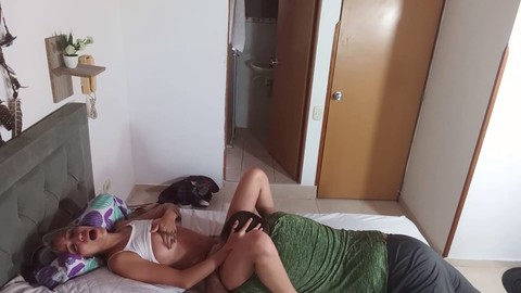La chica sola Casuex disfruta de una sesión sabrosa con sus dedos y alcanza un jugoso orgasmo.