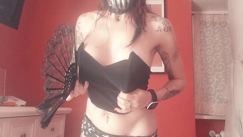 Un provocante strip tease di Halloween con una straordinaria cougar europea travestita