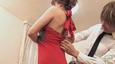 Après un peu de jeu maladroit avec ses seins, elles ont apprécié une douche ensemble après le sexe.