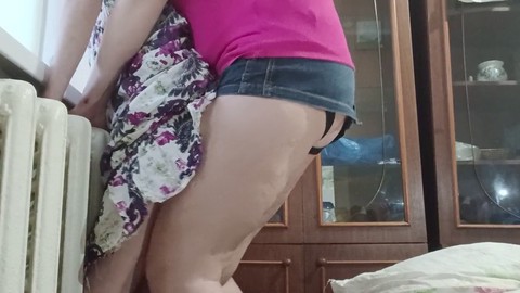 Ma belle-mère me tient fermement contre le radiateur et me donne fort avec un godemichet.
