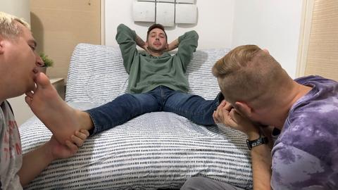 Ein heterosexueller Typ findet sich gefesselt für ein versautes Kitzelabenteuer