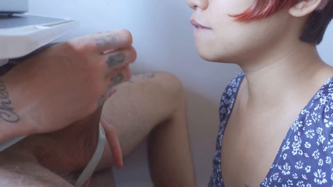La novia ninfómana da una loca mamada debajo del escritorio mientras trabajas.