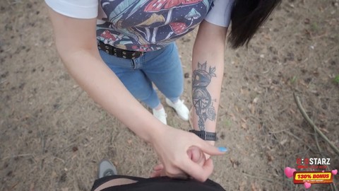 Ich habe einer einsamen Frau im Wald meinen Schwanz gezeigt und sie hat mir geholfen zu kommen