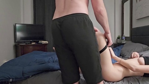 Schlanke Mädchen mit einer super engen Muschi bekommt alle Aufmerksamkeit