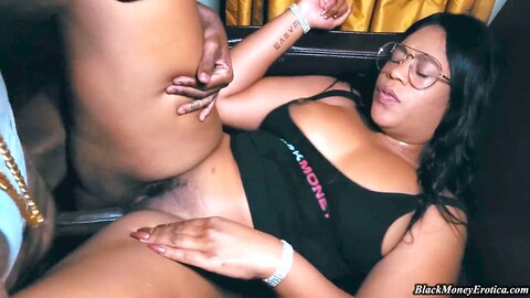 Nalgas grandotas, muy profundo por la garganta, culo grande