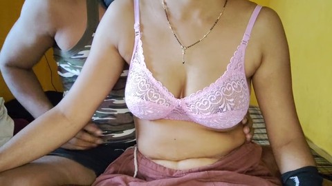 La moglie indiana Lovelygirl456 mostra i suoi meloni in primo piano mentre si diverte.
